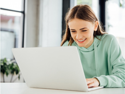 Estudiante de Obicex con portatil