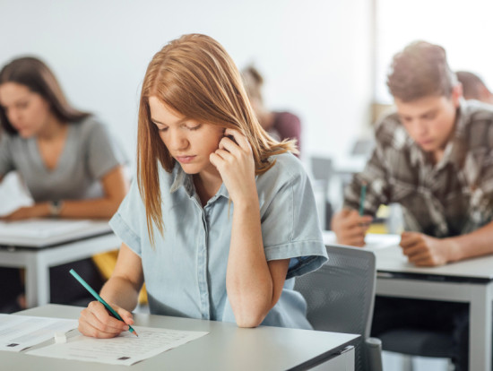 alumnos de obicex en un examen presencial