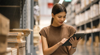 técnico en actividades comerciales revisando existencias con una tablet