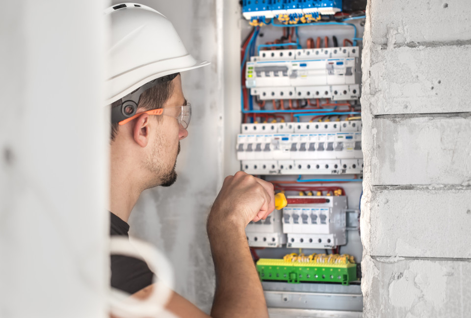 técnico de electricidad revisando un sistema