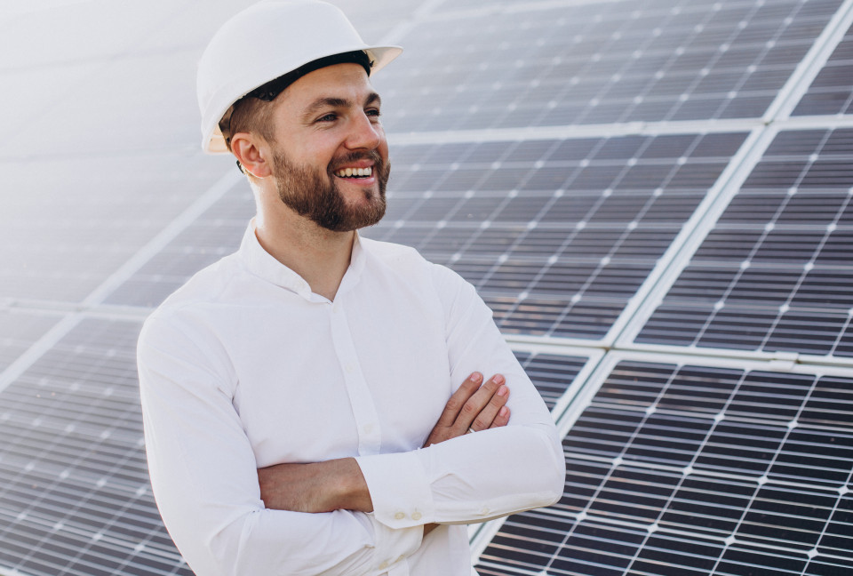 técnico de fp en energía y agua delante de unos paneles solares