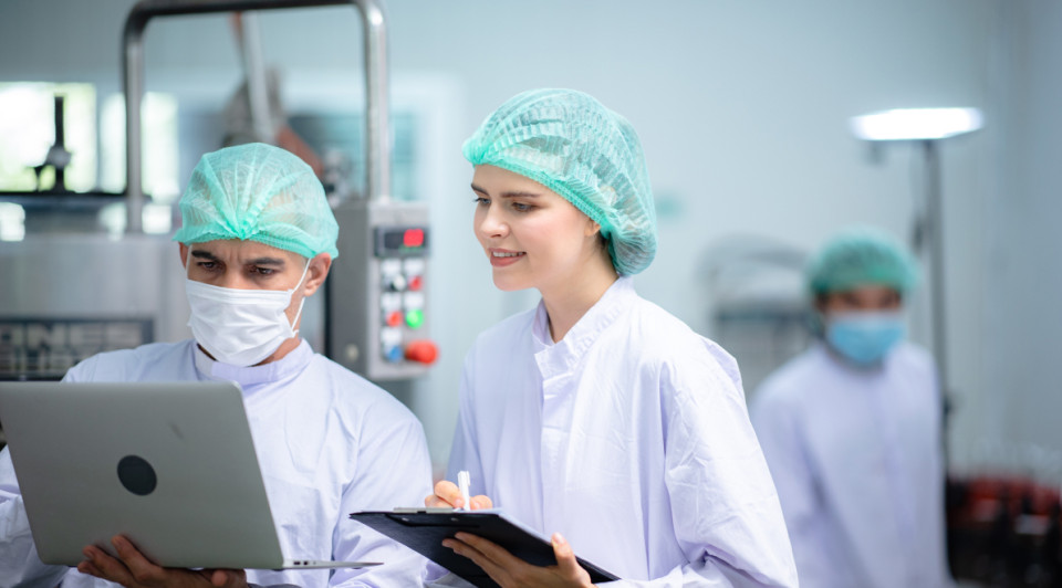 Técnico superior en prevención de riesgos laborales en un laboratorio