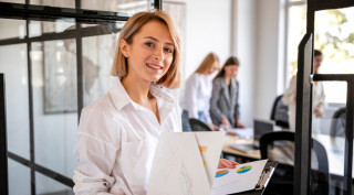 técnica en markerting y publicidad en una agencia